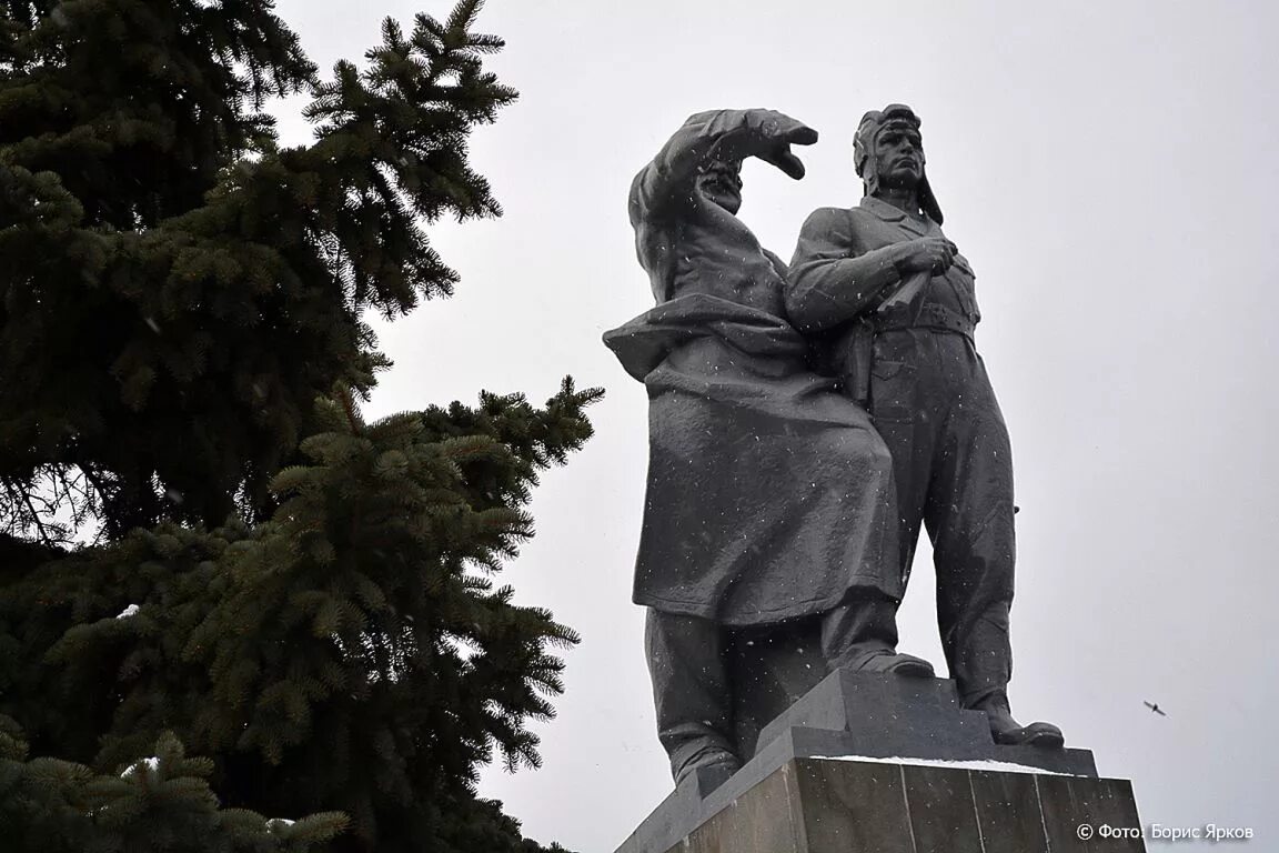 Памятник УДТК В Екатеринбурге. Памятник воинам Уральского добровольческого танкового корпуса. Уральский добровольческий танковый корпус памятник в Екатеринбурге. Памятник Уральскому танковому корпусу в Екатеринбурге.