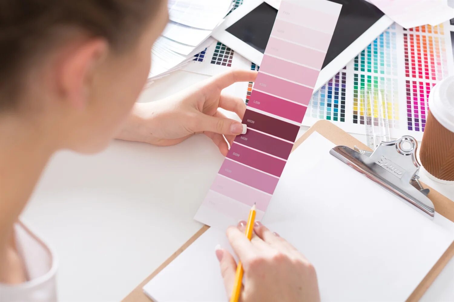 профессия дизайнер. дизайн по отраслям кем работать. дизайн по отраслям. дизайн по отраслям. студенты дизайнеры за работой.