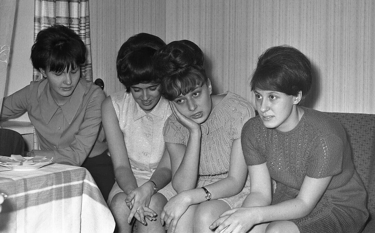 Женщина старшего возраста. Немолодая женщина. Молодежь ссср 1960е москва. Всеволод тарасевич андижан. Сельская молодёжь 70 х годов.