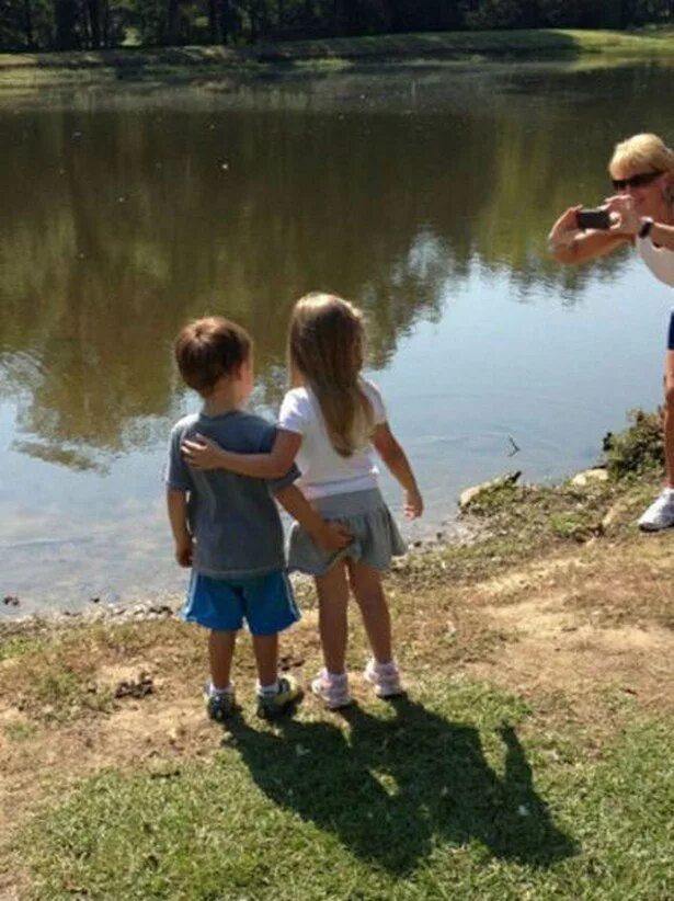 Где трогают детей. Мама тискает ребенка. Ребенок трогает. Мальчик и девочка трогают друг. Где трогают детей.