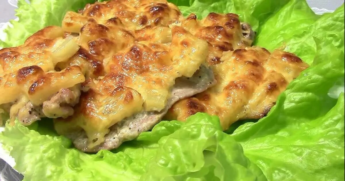 Свинина запеченная с ананасом. Медальоны из свинины с ананасом. Мясо под ананасами в духовке. Рецепт мяса с ананасами с фото. Свинина с ананасами.