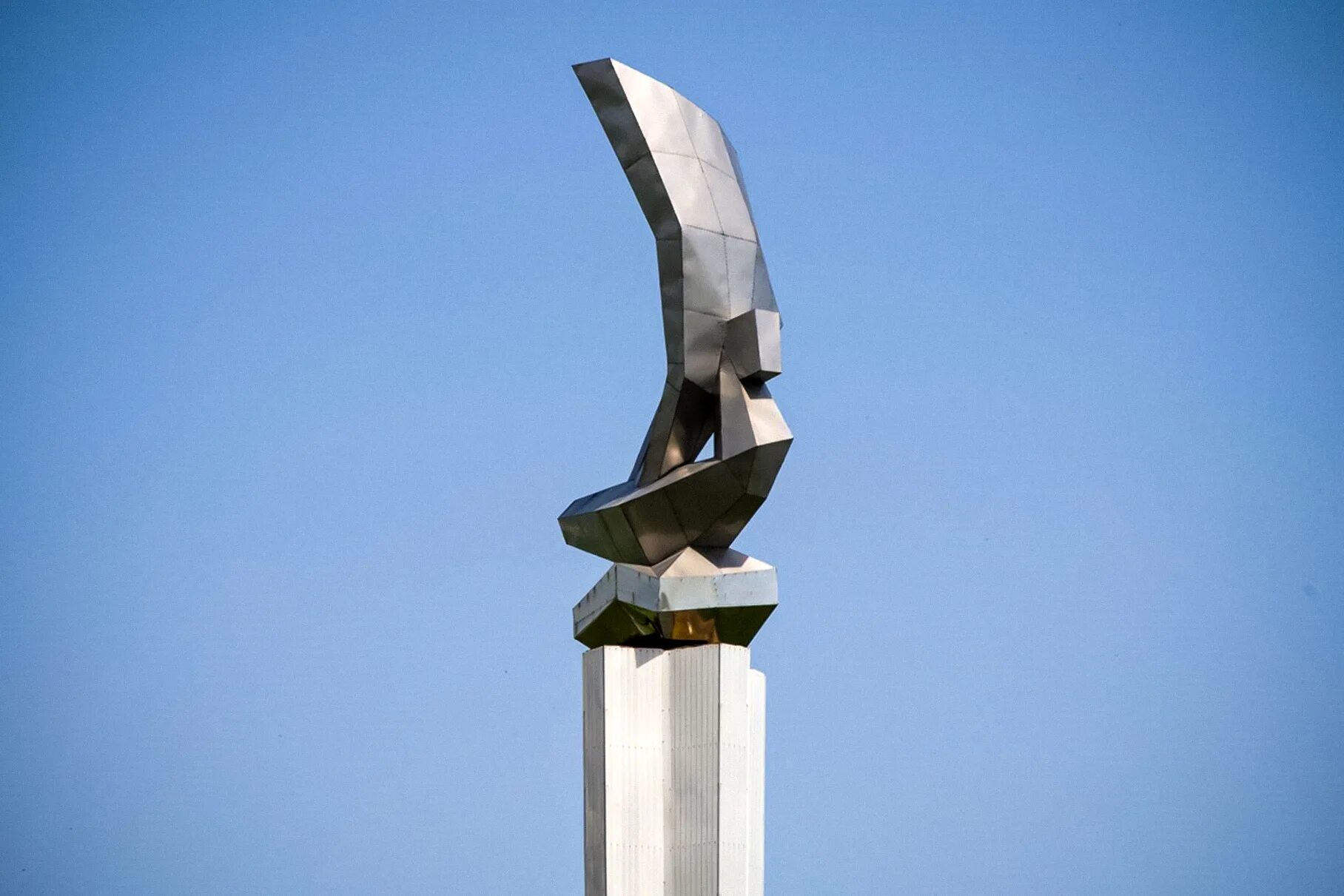 Памятник ладья. Ладья памятник Тольятти. Статуя Ладья Тольятти. Монумент вазовская Ладья Тольятти.