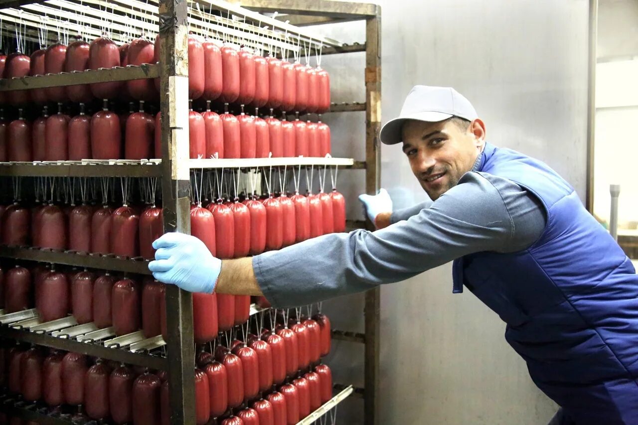 Комплектовщик на склад. Продукция подсобных производств. Тавр колбасный завод. Фасовка на производстве. Цех пищевого производства.