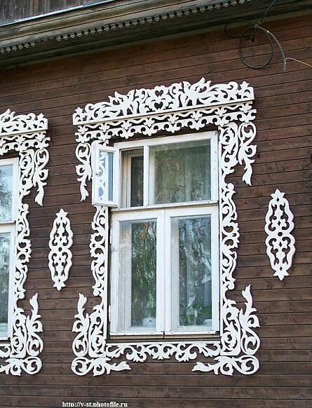 Наличники на окна. Прорезная домовая резьба наличники. Ажурные наличники. Шторка ажурная. Прорезная резьба по дереву наличники на окна.