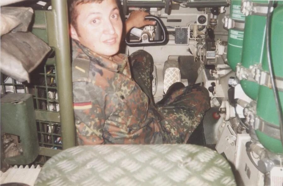 Место мехвода бмп 2. Механик водитель код. Механик водитель танка т-72. Т 72 механик водитель. Механик водитель танка.