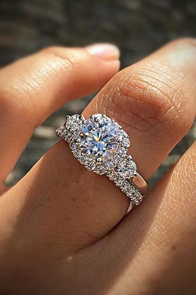 Красивое кольцо на палец. Красивые кольца. Помолвочное кольцо. Красивое помолвочное кольцо. Кольцо с бриллиантом.