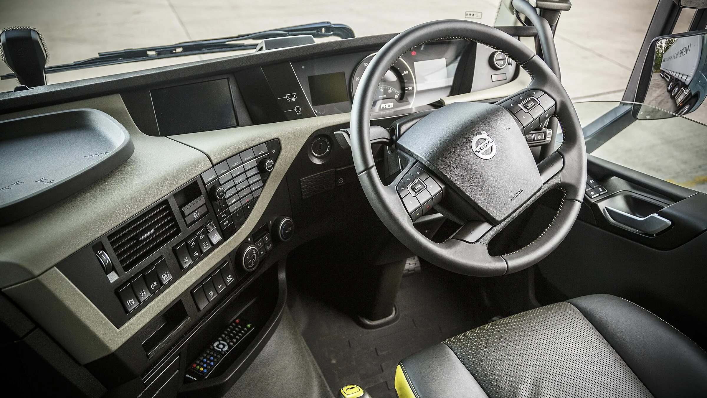 Volvo fh салон. Volvo FH 750 салон. Volvo FH 2015 салон. Volvo fh16 750 Interior. Volvo fh16 750 кабина.
