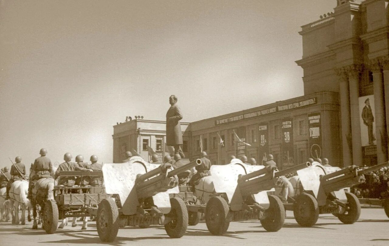 Куйбышев в годы великой. Куйбышев площадь Куйбышева в 1941. Площадь Куйбышева в годы Великой Отечественной войны. Куйбышев площадь Куйбышева в 1941 парад. Самарский край в годы Великой Отечественной войны (1941-1945).