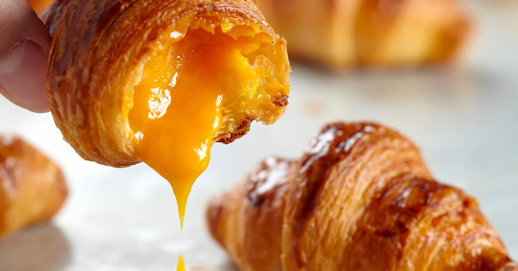 круассан с карамелью