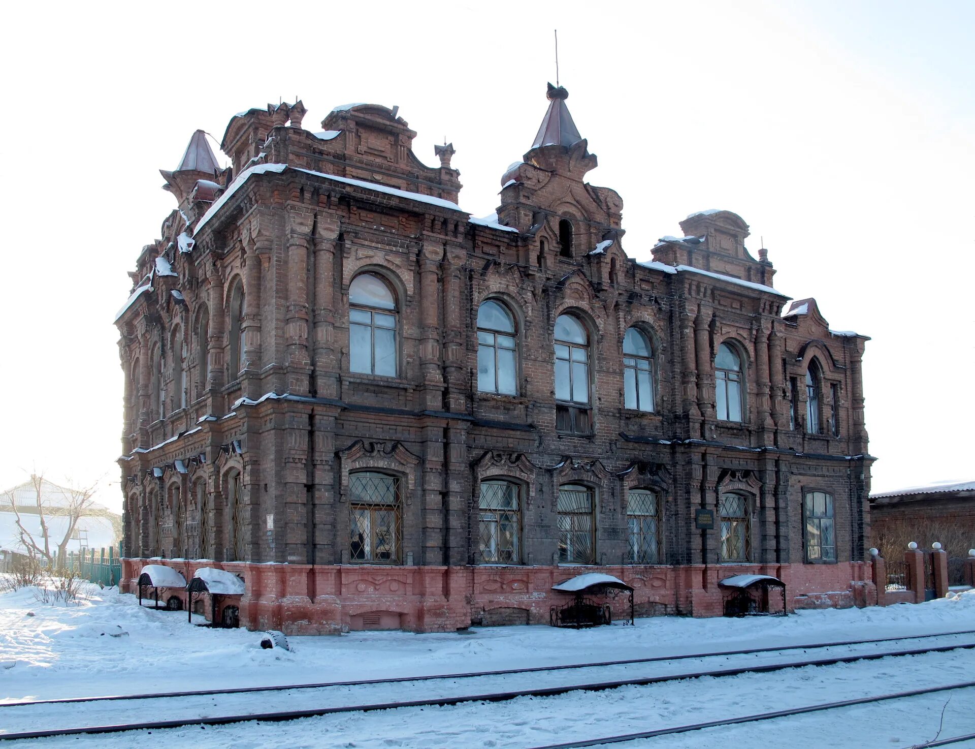 Особняк купца Васенева Бийск. Дом купца Халтурина Бийск. Старый центр Бийск исторические здания. Бийск здание купца Халтурина.