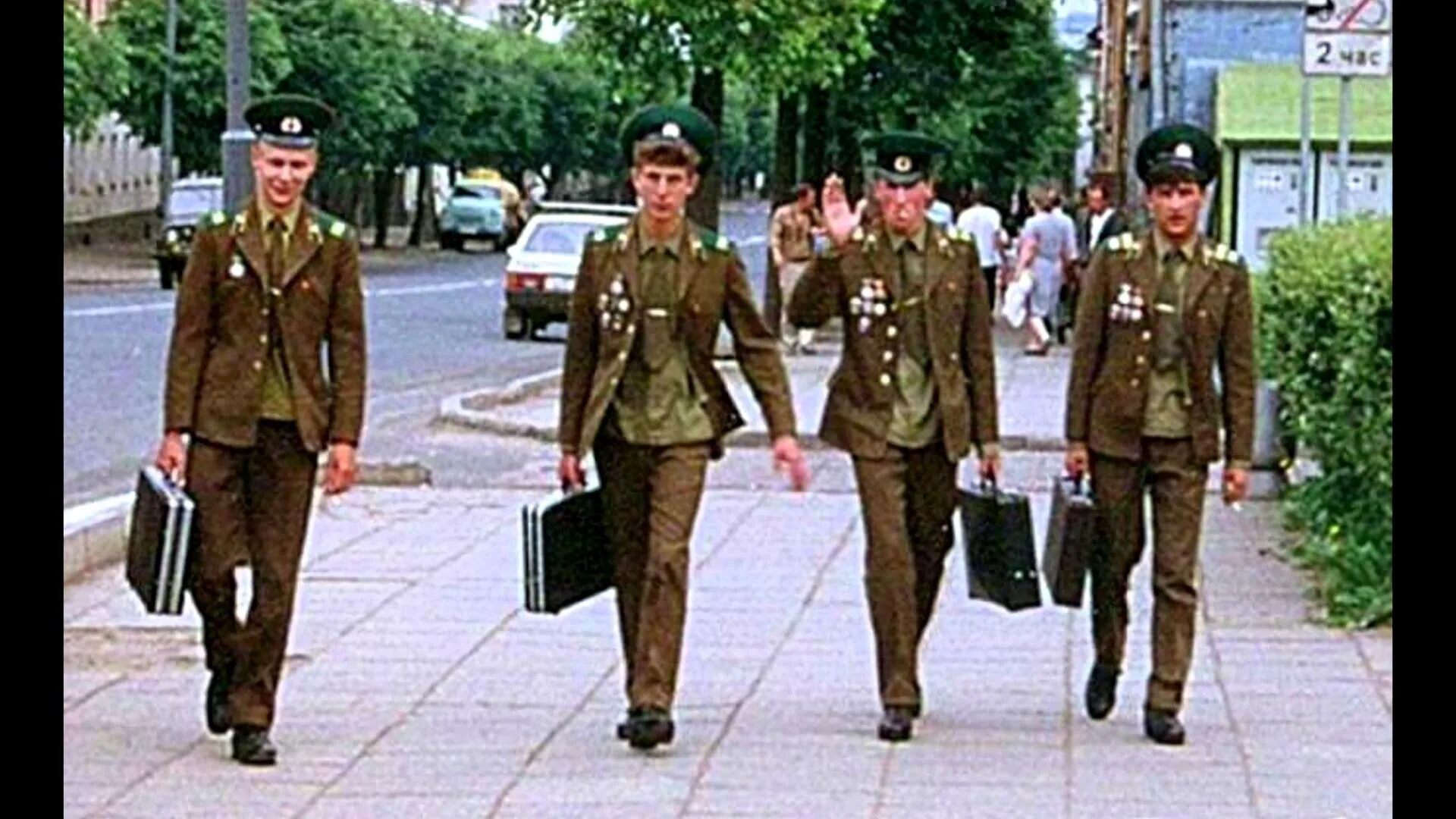 Советский офицер. Советская милицейская форма мвд ссср. Солдат ссср 80х. Прапорщик вдв ссср. Политзанятия в советской армии.