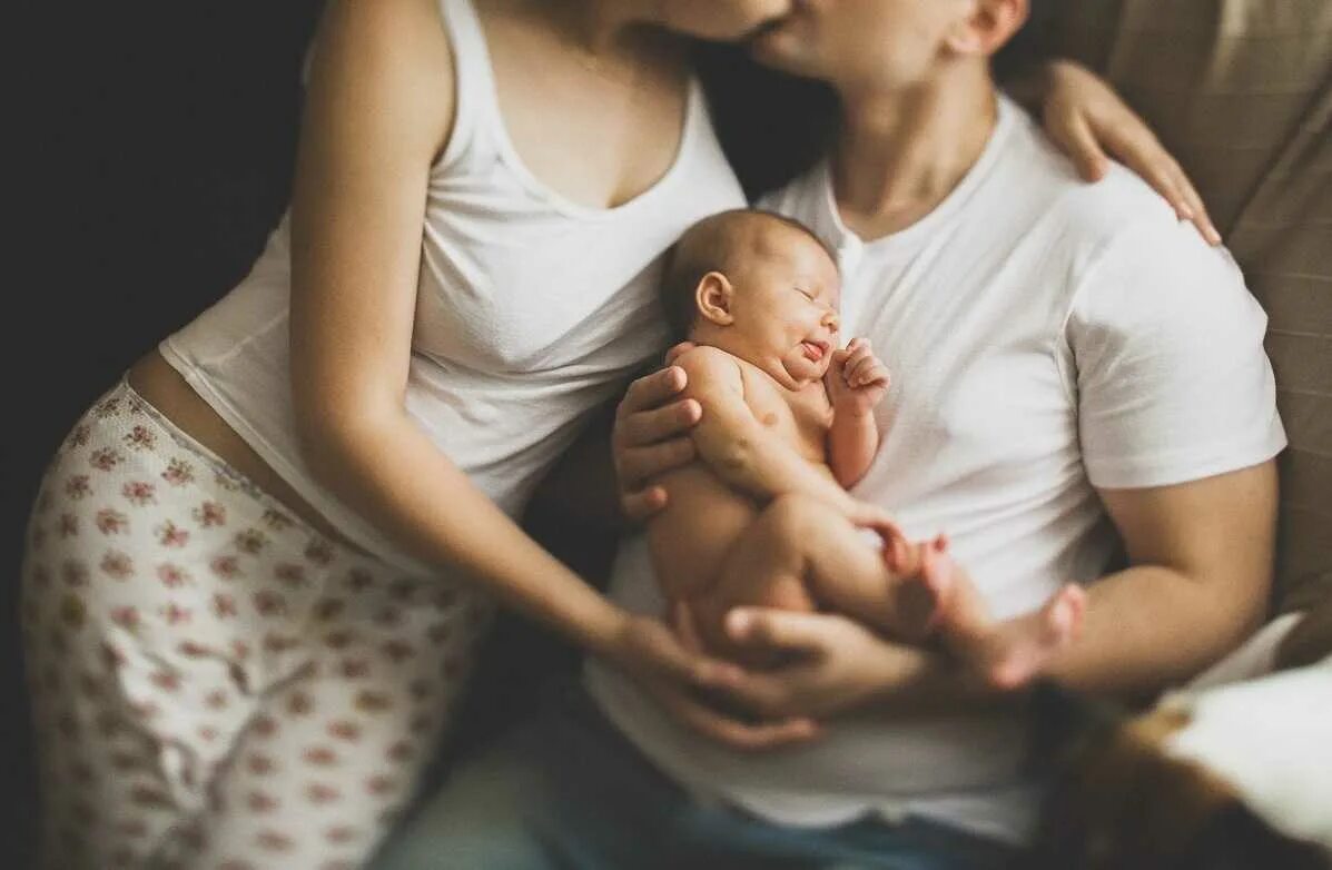 Мама без отца. Семья с новорожденным ребенком. Фотосессия с новорожденным. Родители с младенцем.