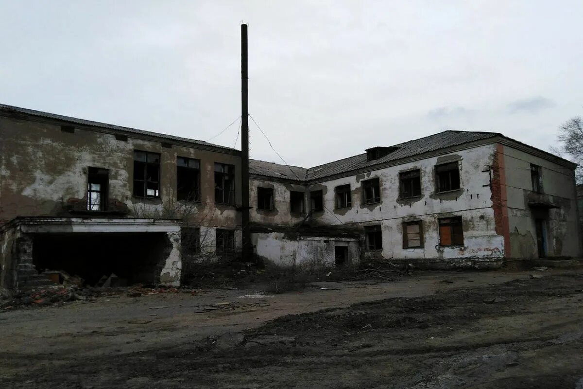 Шахта орджоникидзе новокузнецк. Заброшки ленинска. Заброшеные здания. Кемерово заброшенные заводы. Заброшенная стройплощадка.