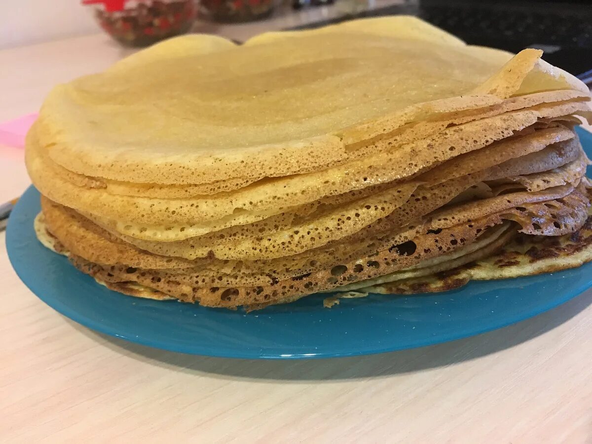 блины на дрожжах. пышные дрожжевые блины. тонкие дрожжевые блины. тонкие дрожжевые блины на молоке с дырочками. тонкие ажурные блинчики.