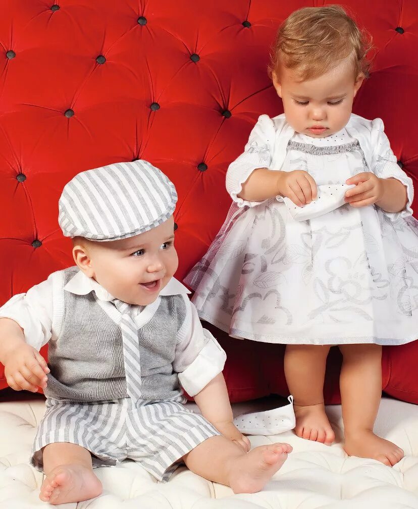 ребенок в большой одежде. ребенок на вырост одежде. ребенок на вырост одежде. ребенок в одежде не по размеру. ребенок на вырост одежде.