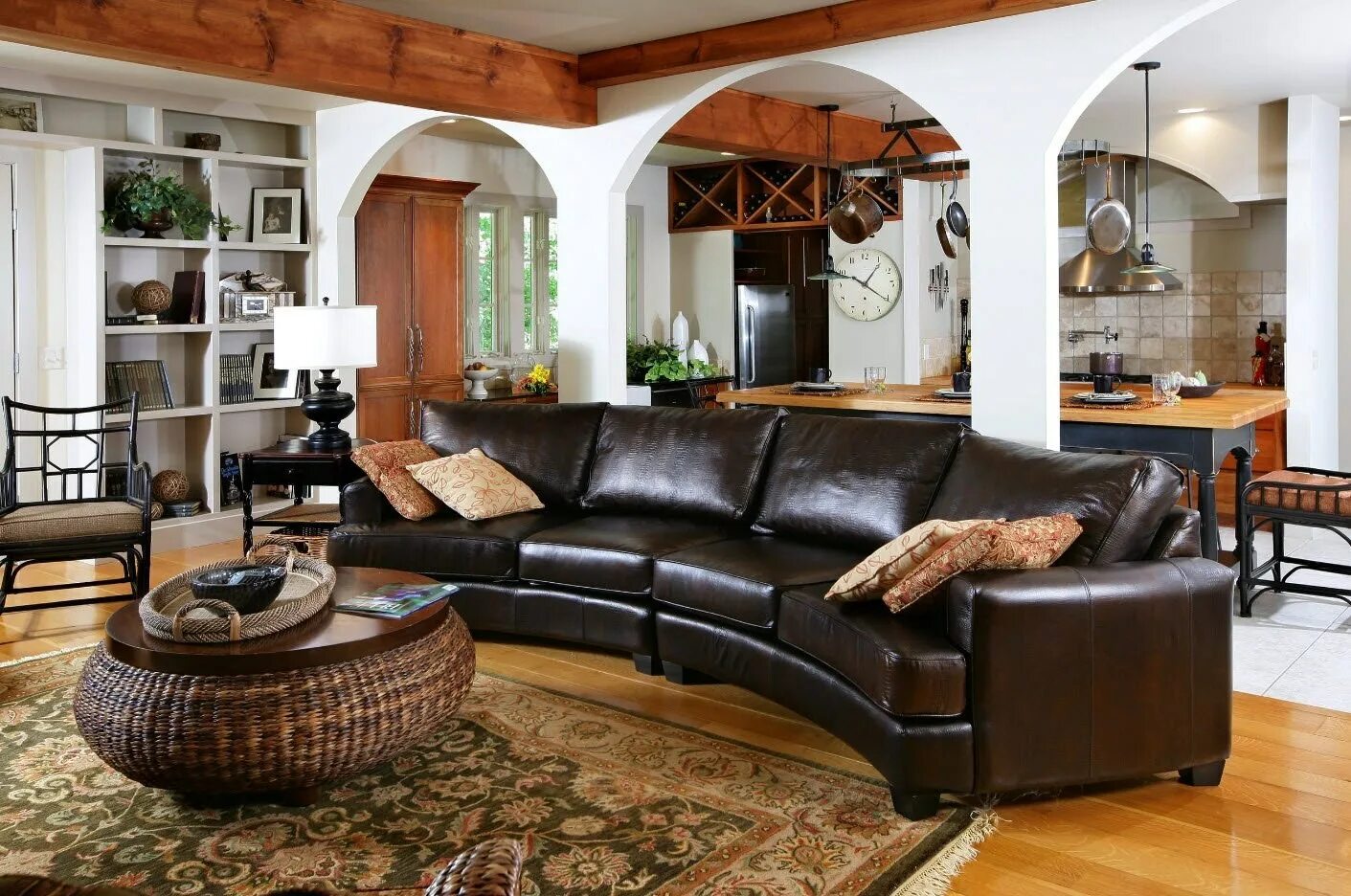 Кожаная мебель в интерьере. Мягкая мебель в интерьере. Кожаный диван в интерьере. Гостиная с кожаным диваном.