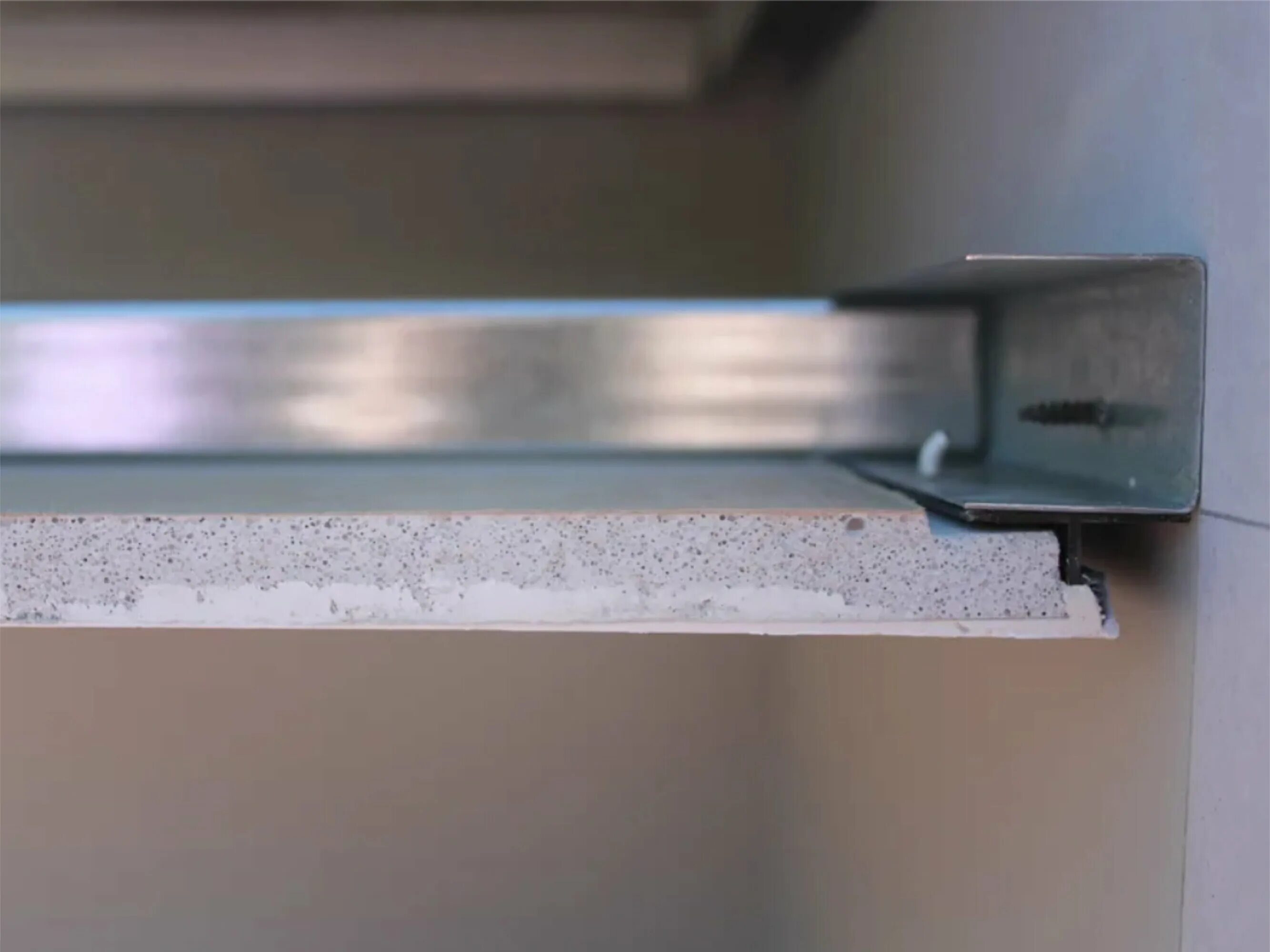 схема монтажа теневого плинтуса. теневой профиль для натяжных. теневой профиль с демпфером 2 м kraab gipps 3-15. теневой профиль для гкл. соединитель eurokraab угловой внешний внутренний.