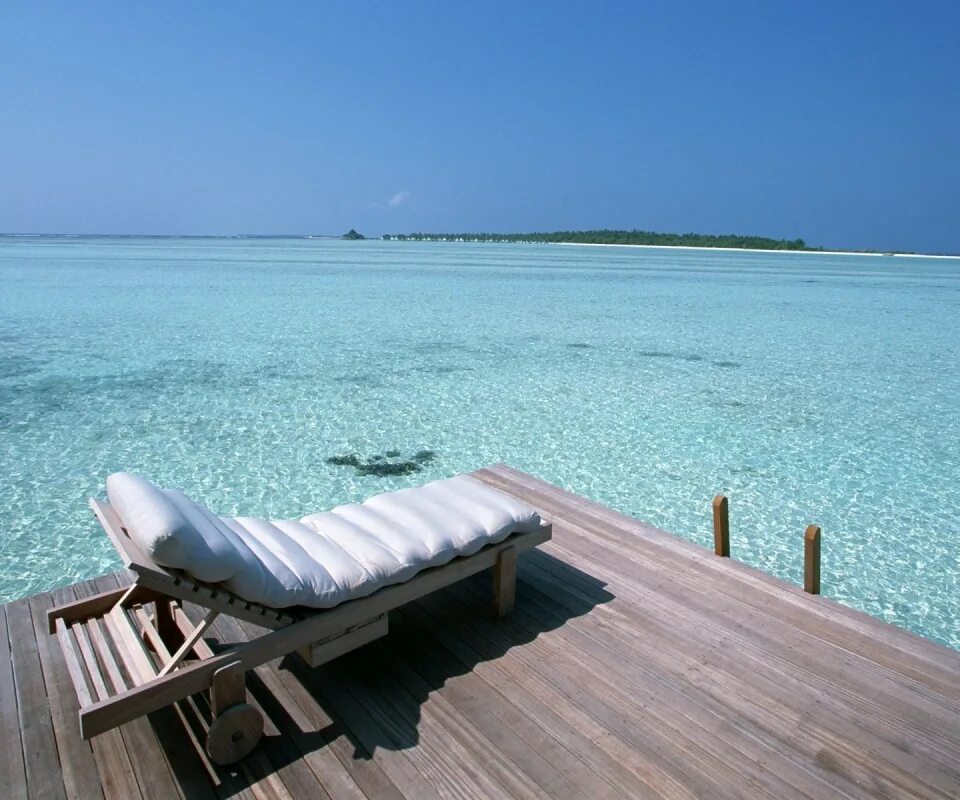 Море умиротворение. Мальдивы шезлонг. Мальдивы побережье. Мальдивы пляж с лежаками.