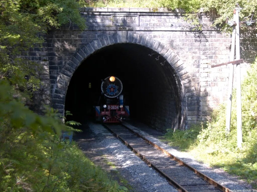 Перед входом в тоннель пассажирского поезда. Симплонский туннель Горький. Железнодорожный туннель Акармара Абхазия. Рачинский тоннель. ЖД тоннель.