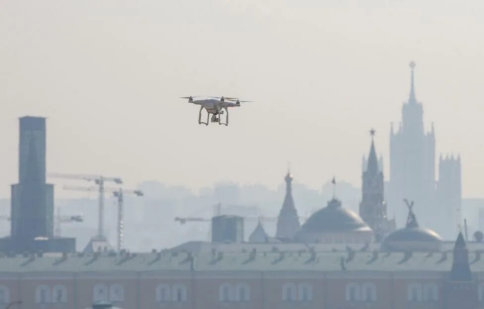 Кремль ночью. Видео дронов над москвой. Шоу дронов. Атака беспилотников на москву 30. Шоу дронов в санкт-петербурге 2 мая 2021.