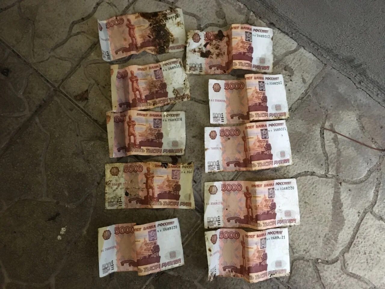 15 тысяч проданных. Фальшивая пятерка. 5 тысяч фальшивка. отпечатки на фальшивых деньгах.