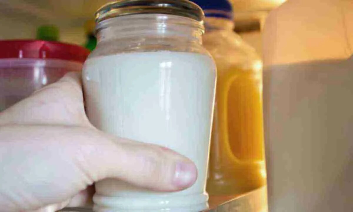 Козье молоко в банках в холодильнике. Хранение козьего молока в холодильнике. Хранение козьего молока в холодильнике. Замороженное молоко. Молоко lactica срок хранения.