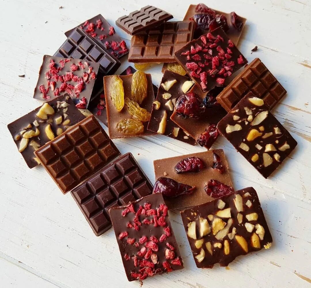 Плитка шоколада. Шоколад с орехами. Шоколад разный. Сладости плитки шоколада. Вкусный шоколад купить