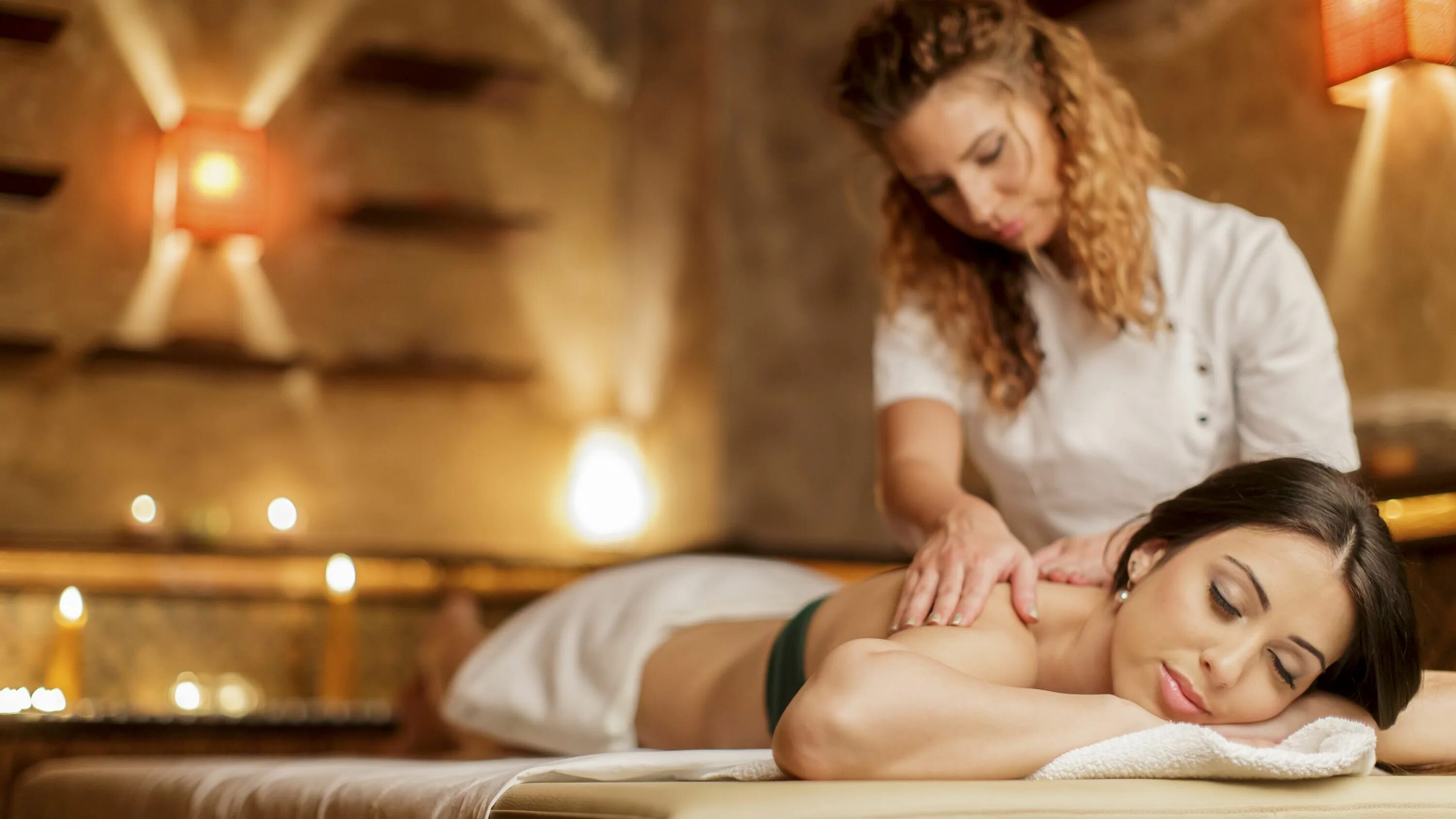 Massage therapist. Салон массажа. Девушка в спа салоне. Спа массаж. Спа салон массаж.