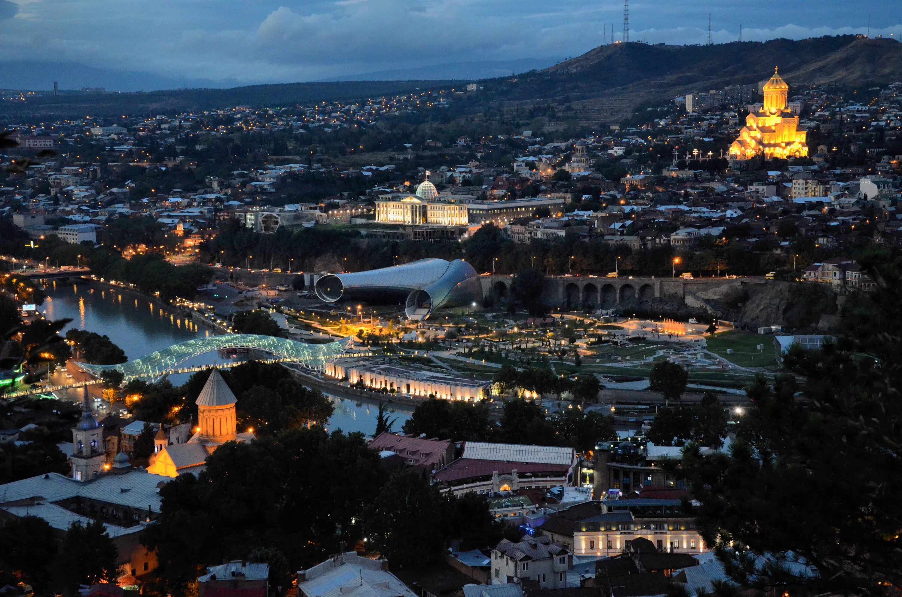 Tbilisi city. Площадь Гудиашвили в Тбилиси. Площадь Ладо Гудиашвили. Тбилиси Сити. Грузия Гудиашвили сквер.