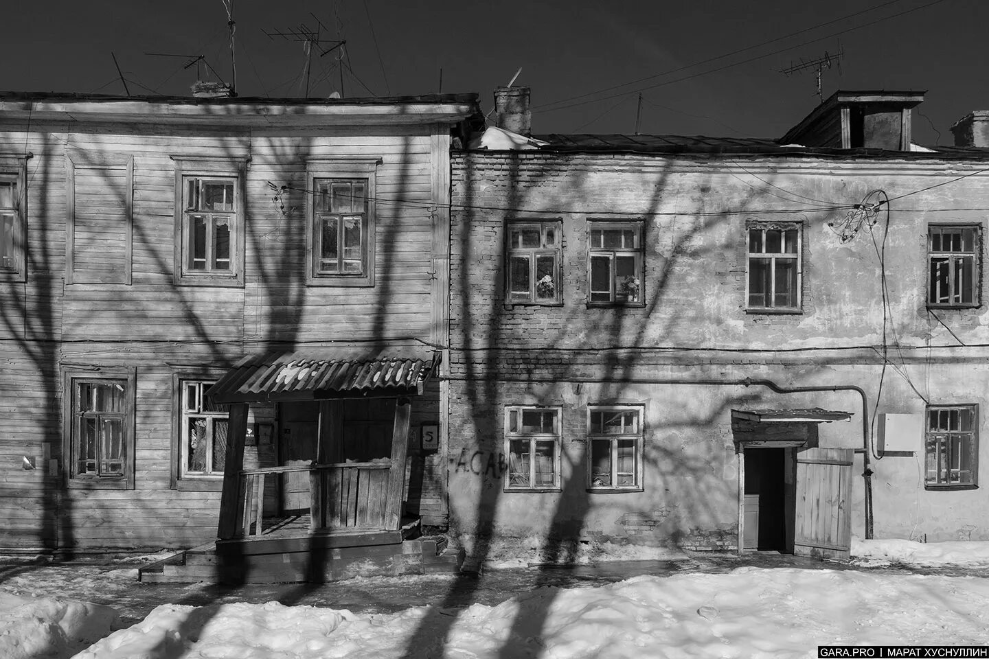 Памятники фатыха амирхана. Чистополь вчера. Старинные дома в чистополе. Чистополь базар. Могила гаяза исхаки.