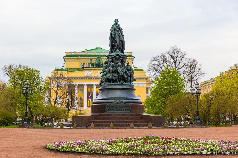 Площадь островского росси. Сквер у александринского театра. Памятник екатерине в санкт-петербурге у александринского театра. Памятник на площади островского в санкт-петербурге. Площадь островского санкт-петербург 7.
