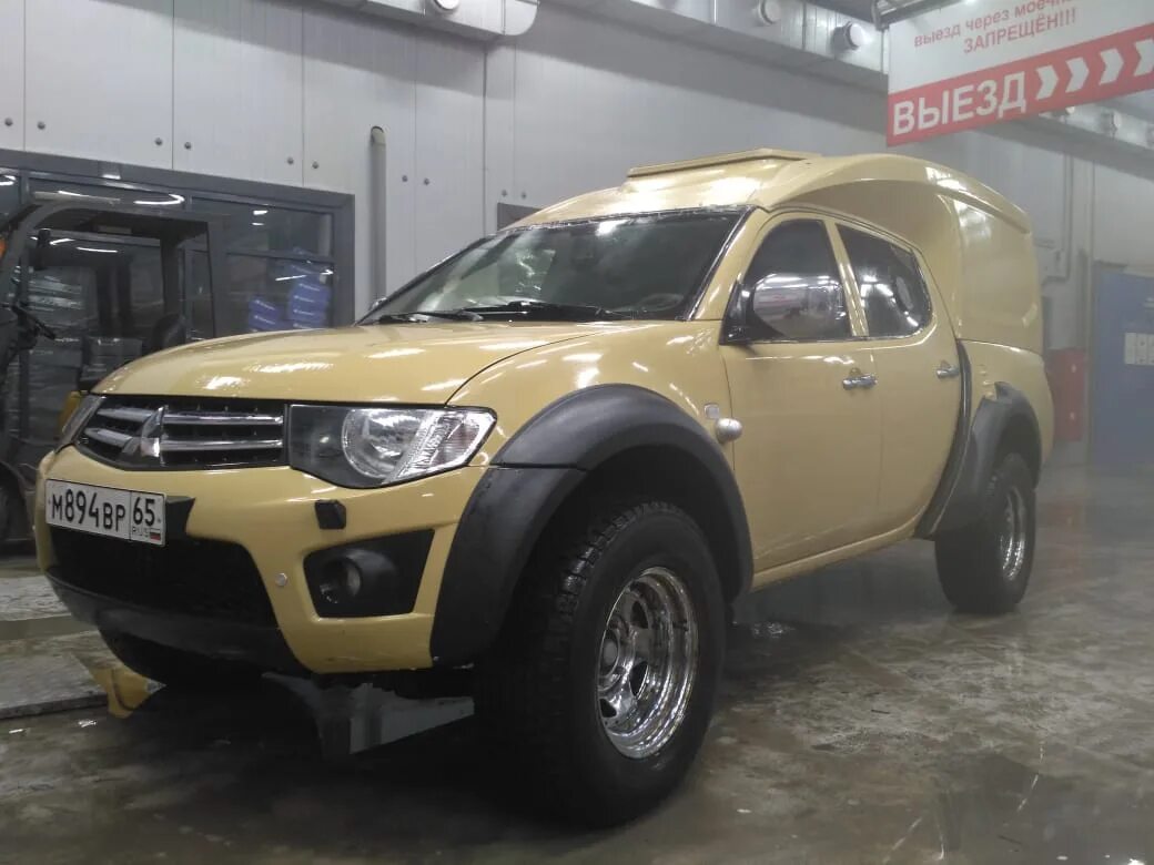 Mitsubishi l200 инкассаторский. Mitsubishi l200 бронированный. Mitsubishi l200 броневик. Митсубиси л200 бронированный. Купить мицубиси л200 на авито