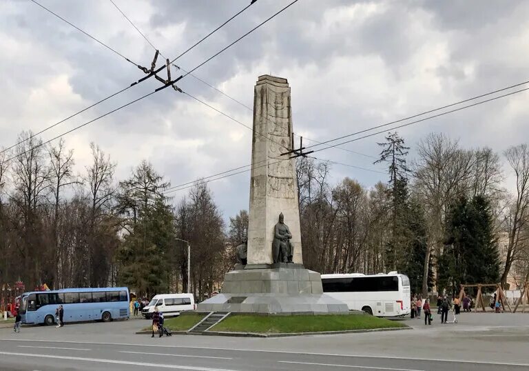 тверская улица 1990. 850 лет города владимира. памятник 850 летию владимира. памятник на соборной площади во владимире. памятник на соборной площади во владимире.