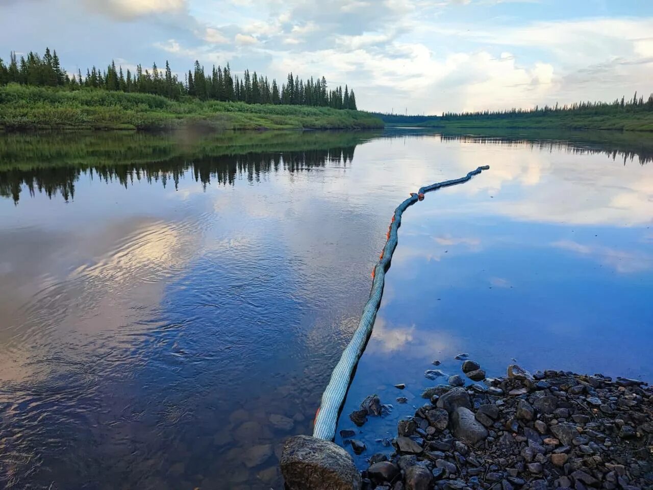 Река 4400 км. Опасная речка. Разлив нефтепродуктов в реке Колва. Загрязнение реки Колвы. Разлив нефти в Коми 2023.