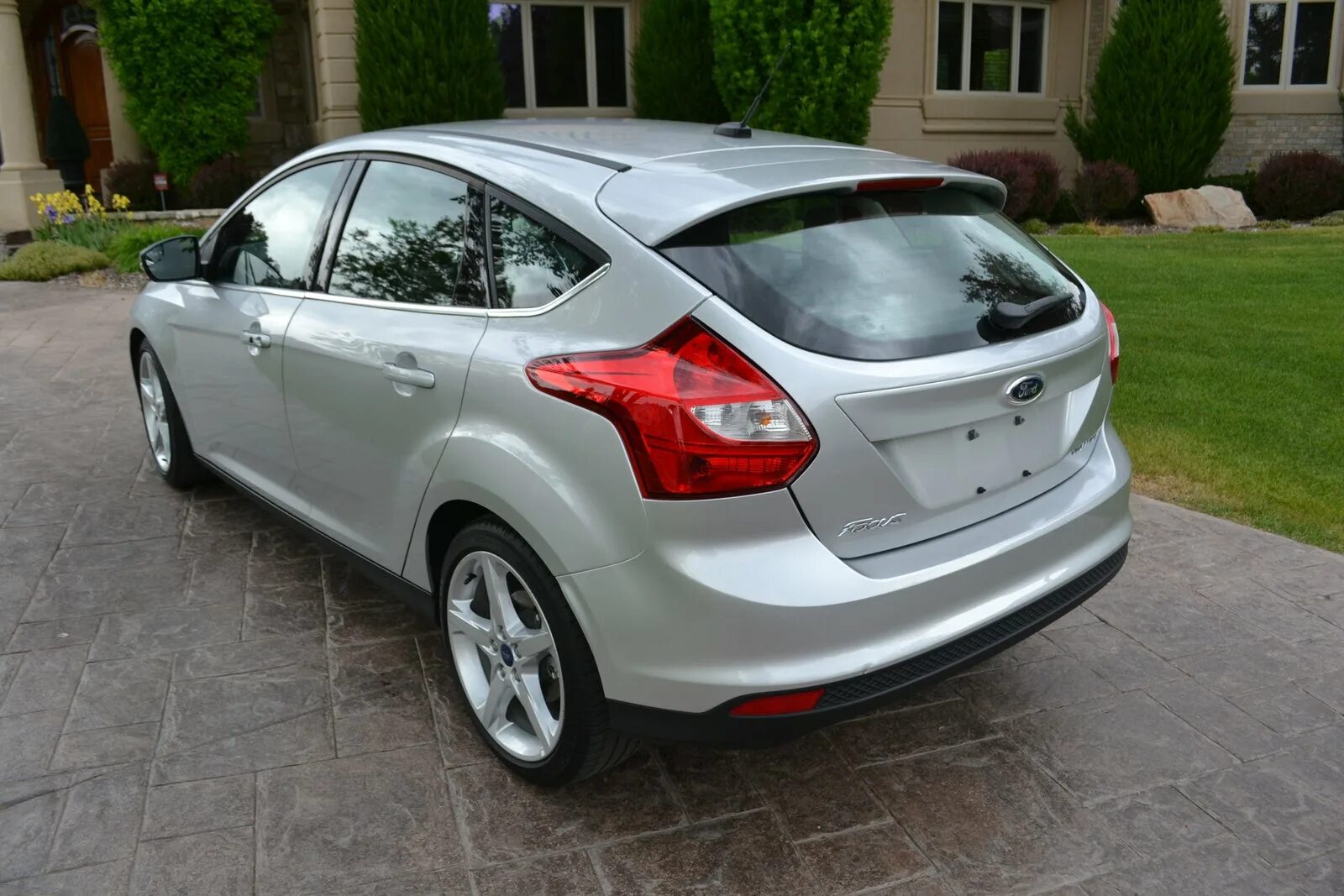 Ford Focus 2012. Ford Focus 2012 хэтчбек. Ford Focus 3 2012 хэтчбек. Ford Focus Titanium 2012.