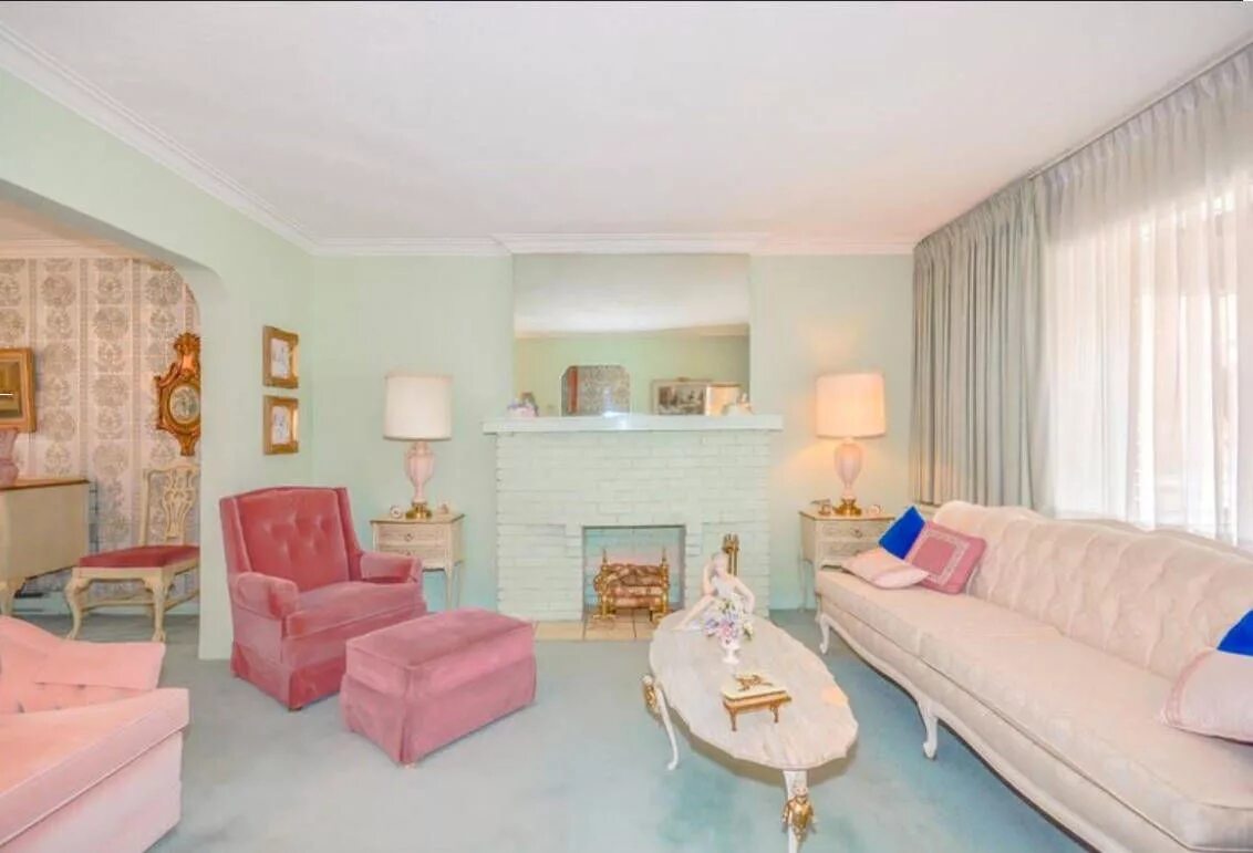 Бабушка 96 лет продает дом. Интерьеры 1950-х годов в розовом. Дом бабули из Торонто. 100 Летняя бабушка решила продать дом. Для отопления дома бабушка решила