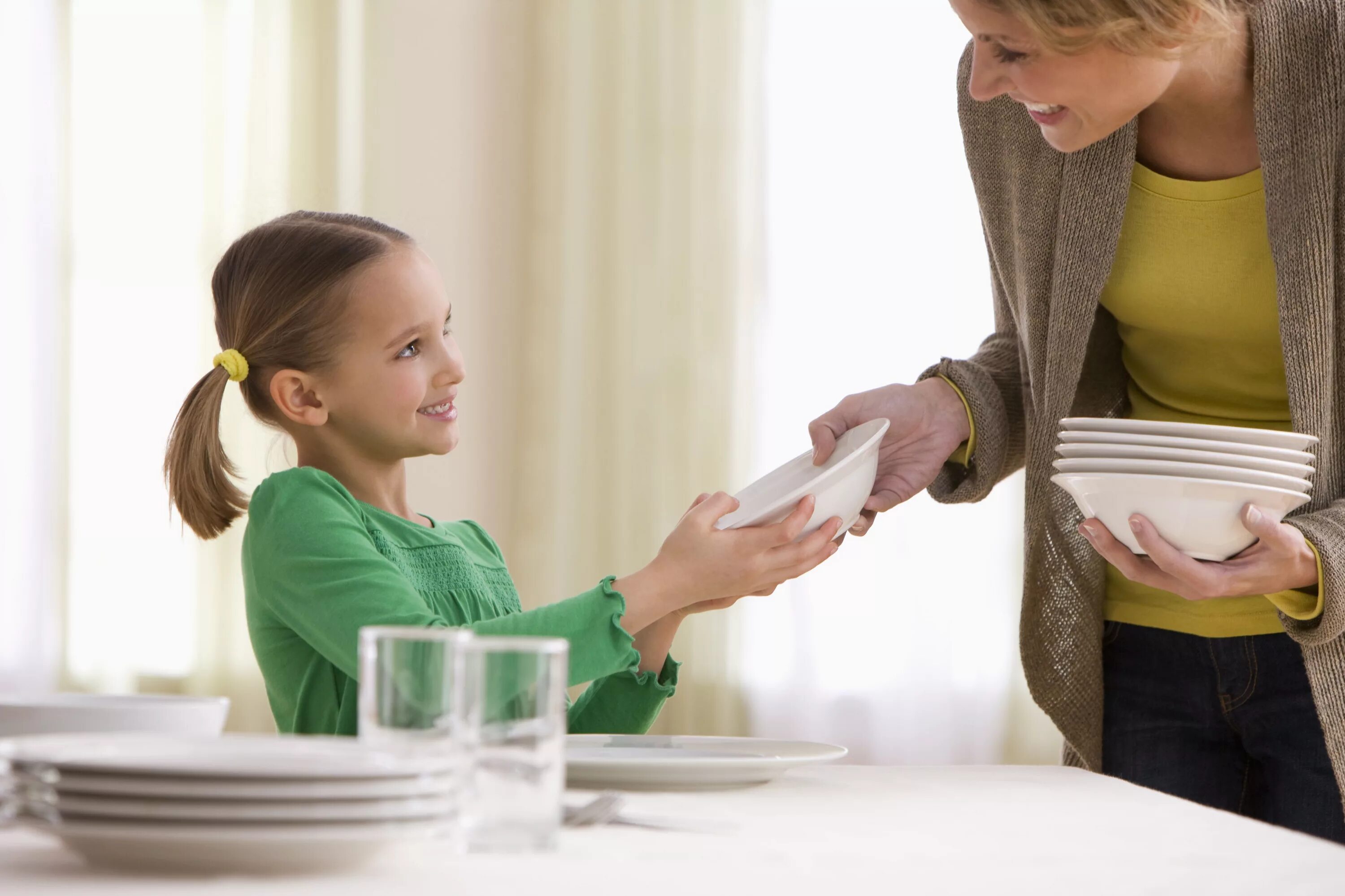 ругают ребенка. Did you help your parents. эгалитарная семья. родители и дети. How do you help your parents.