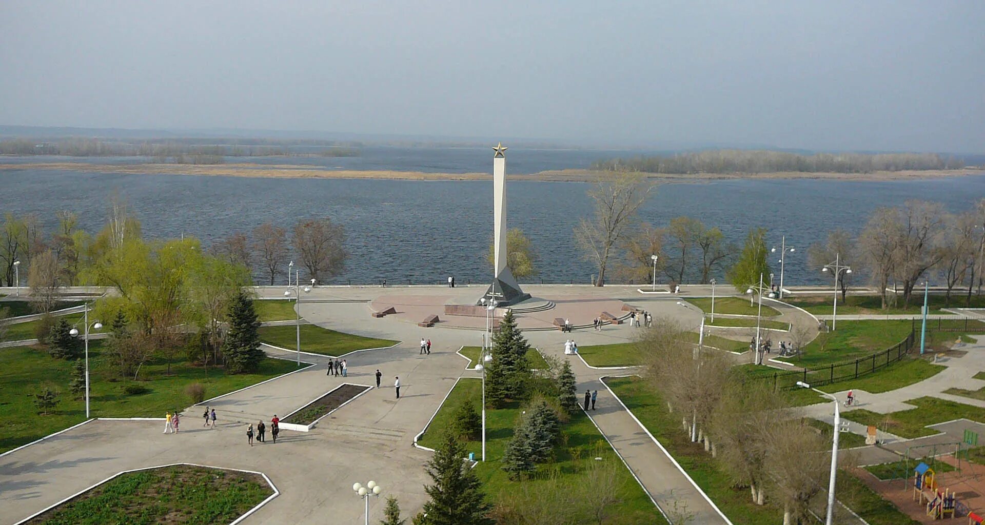 Население энгельса саратовской. Набережная Энгельс. Энгельс Саратовская область набережная. Вечный огонь Энгельс набережная. Город Энгельс набережная.