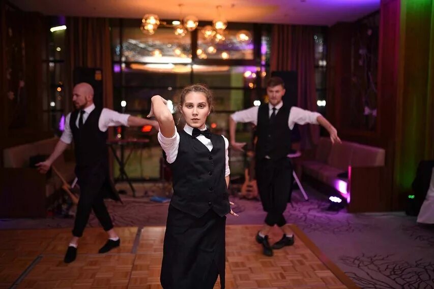 шоу поющих официантов. танец официанток коллектив. флэшмоб официантов. поющие и танцующие официанты в спб. официант танцует.