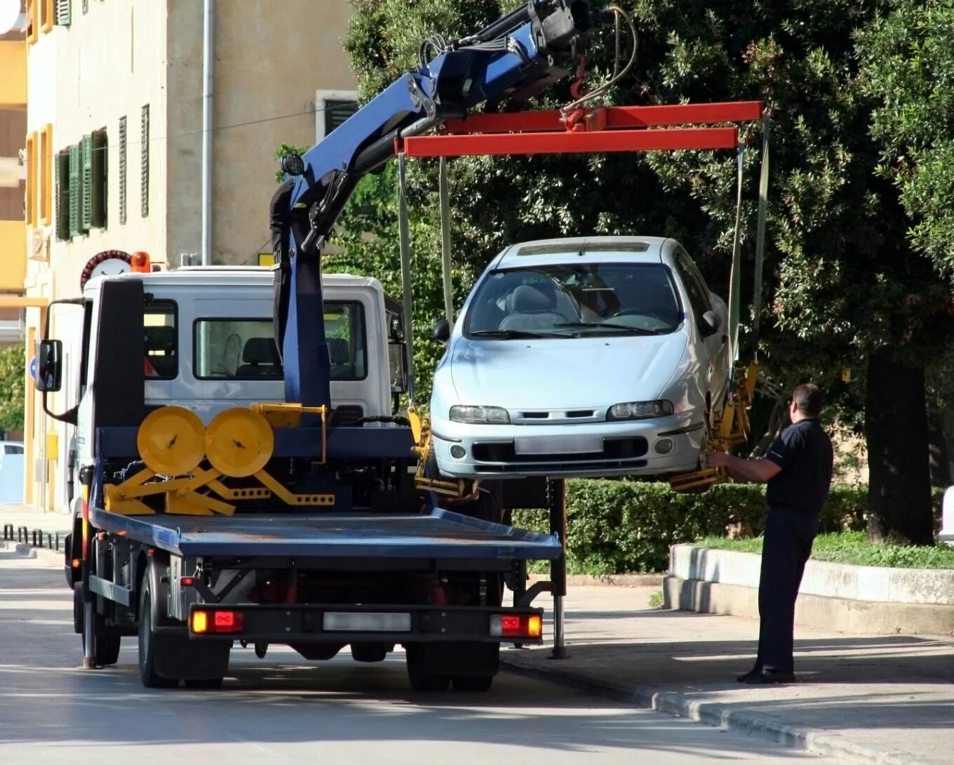 Автомобиль эвакуация автодруг. Эвакуаторы Нью Йорка. Эвакуация автомобиля. Вертикальный эвакуатор. Эвакуатор манипулятор.