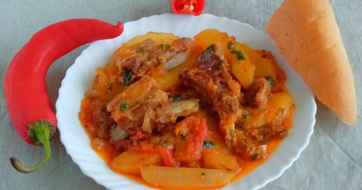 азу из говядины с солеными огурцами. азу по татарски фото. азу по-татарски из говядины. мясо по татарски. вкусный рецепт баклажаны по татарски.