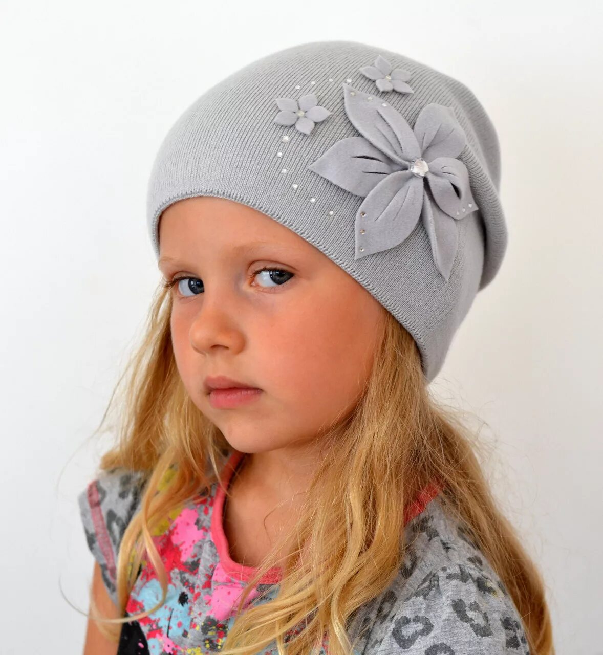 шапка для девочки. шапка для девочки. шапка пушистая василькового цвета. девочка в шапочке. шапка для девочки бронзовая.