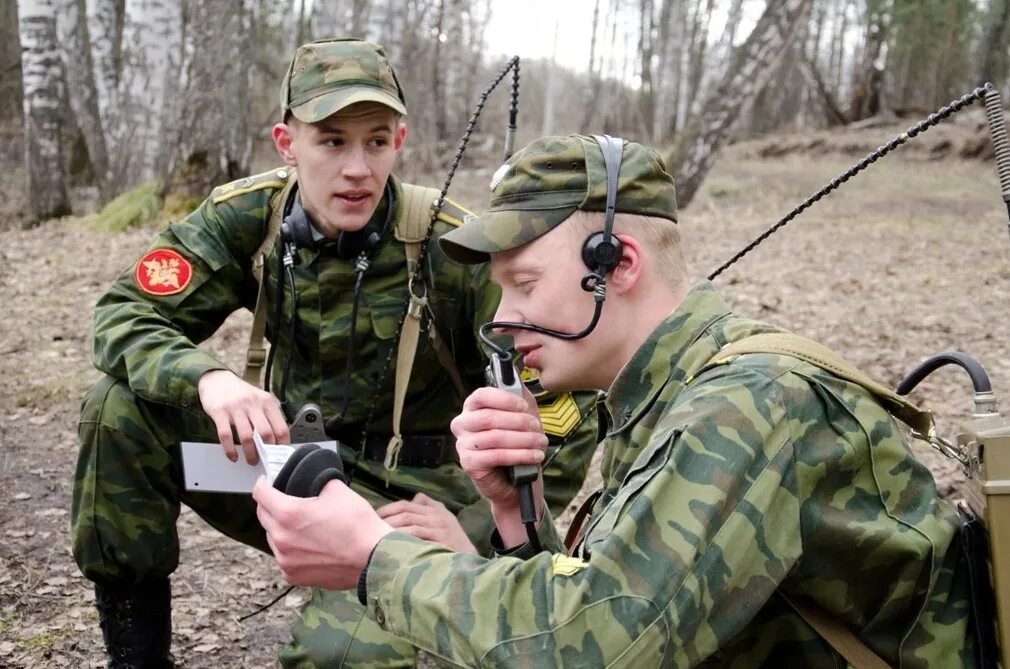 Войска связиста. Связист армии РФ. Служба связистом в армии. Радист армии РФ. Военный радист.