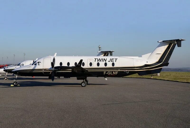 Twin jet авиакомпания. Airbus maverick. Личный самолет маверика. Twin jet. Jet twins.