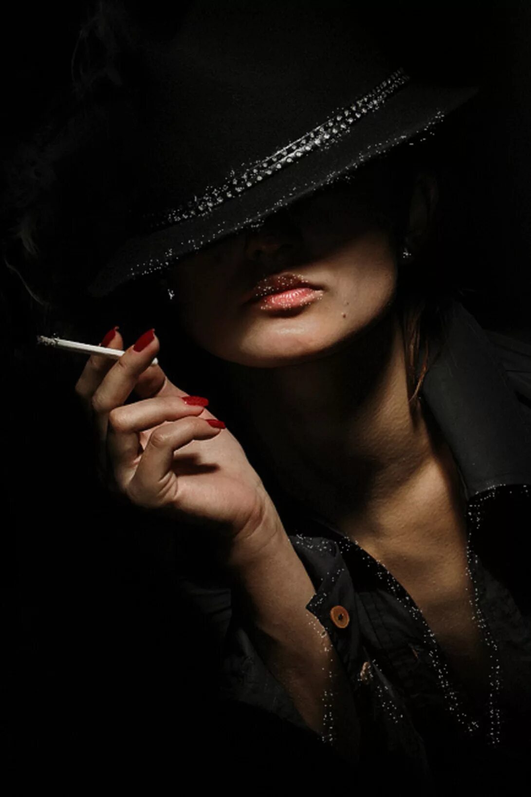 брюнетка в черных очках. фемме фаталь. дерзкая женщина. дерзкая брюнетка. стервы без.