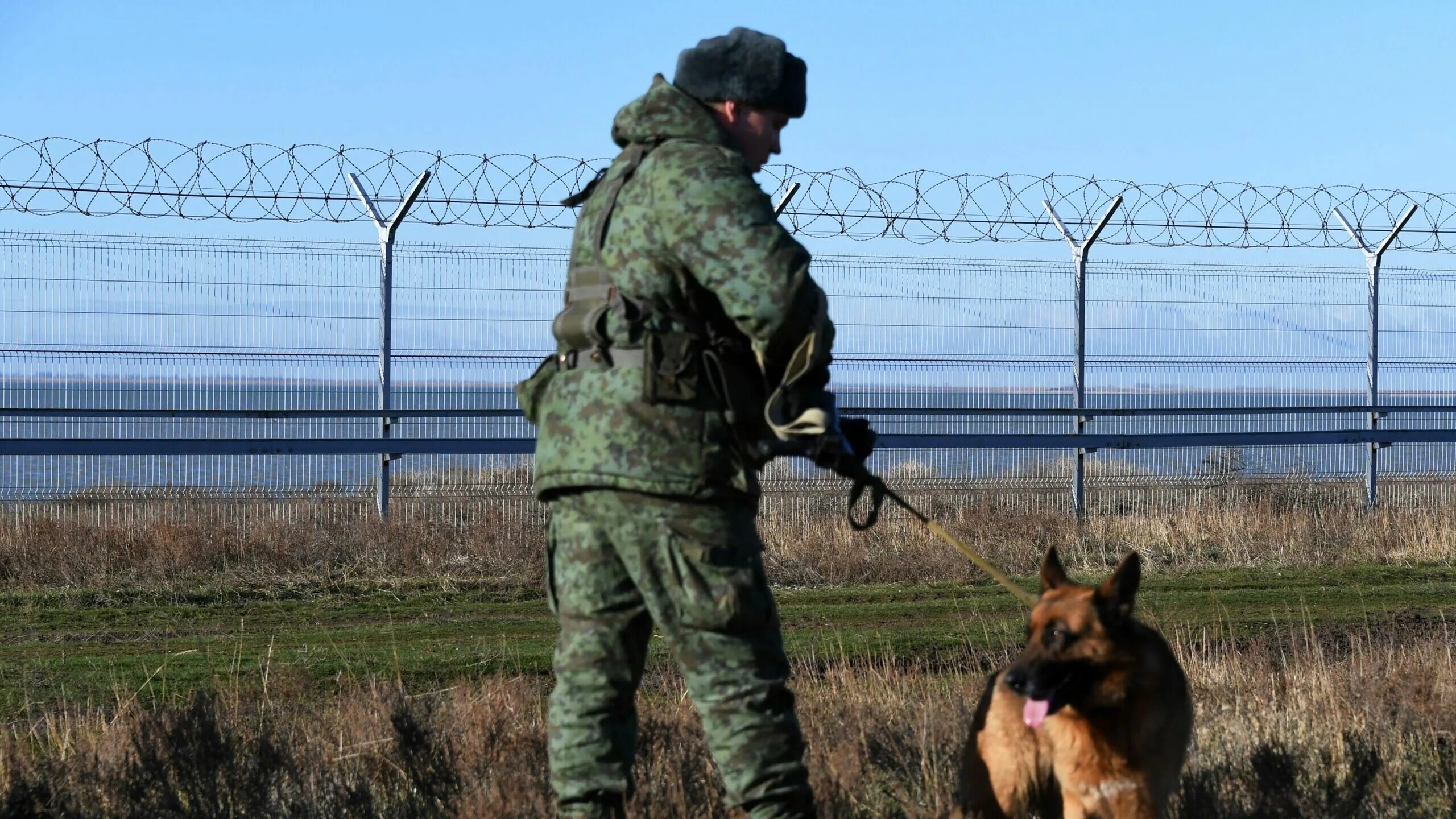 Пограничники России на границе. Пограничники России на границе с Украиной. Пограничник на границе. Пограничные заграждения. Служба на границе с украиной