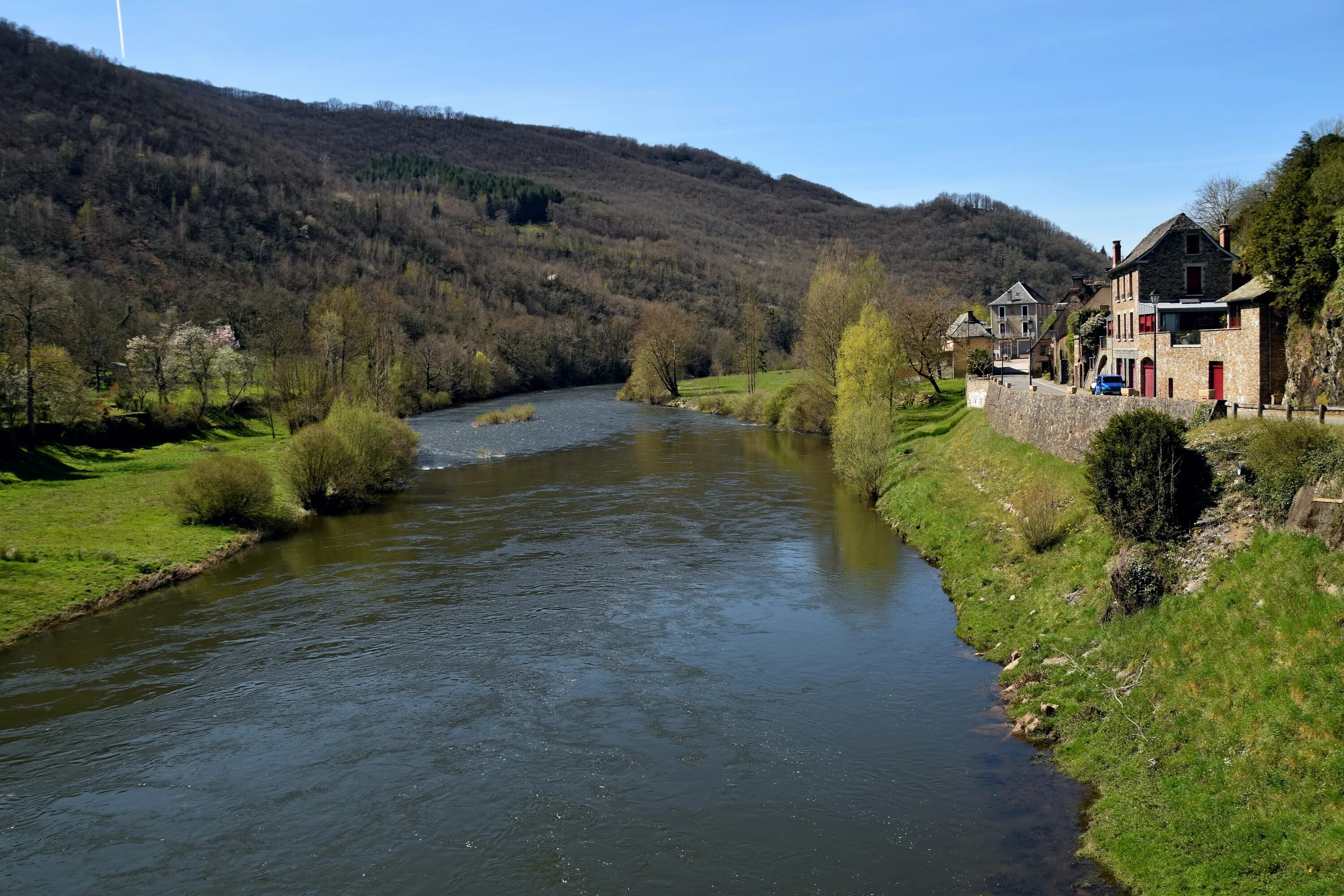 Has a lot of rivers. Has a lot of rivers. Has a lot of rivers. Аверон остров. Франция.