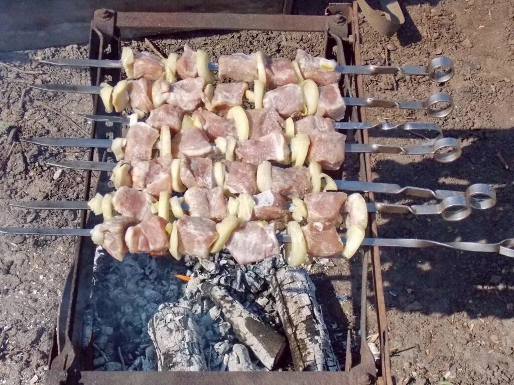 Шашлыки на даче. Шашлык во дворе. Шашлыки на мангале во дворе. Шашлыки на даче весной.