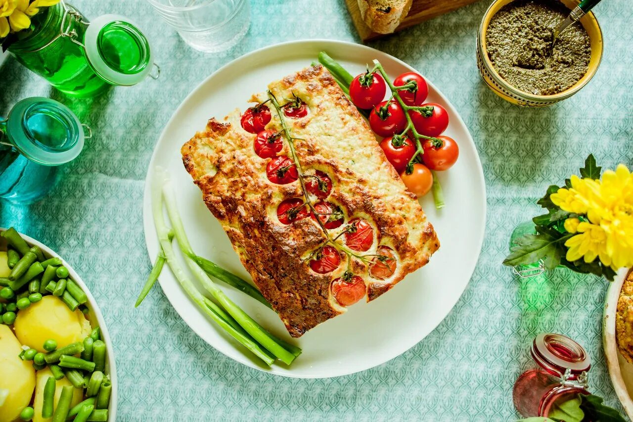 Сервировка стола в садике меню запеканка. Курица с тапенадой из оливок.