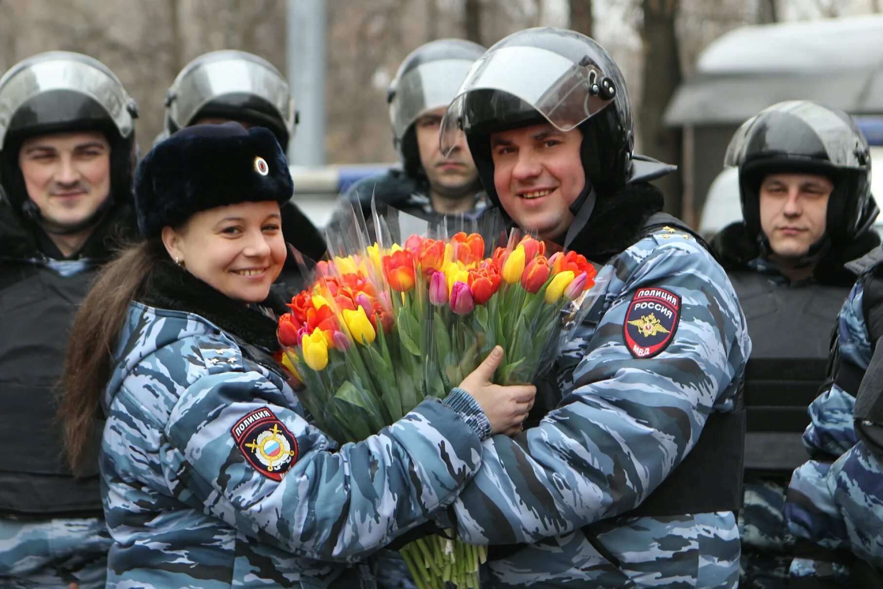 Праздник женщин в россии. Полиция цветы. Милиционер с цветами. Полиция с цветами. Сотрудник МВД.